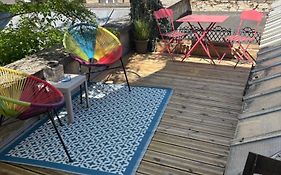 Très bel appartement de style ancien avec sa terrasse en bois en coeur de ville