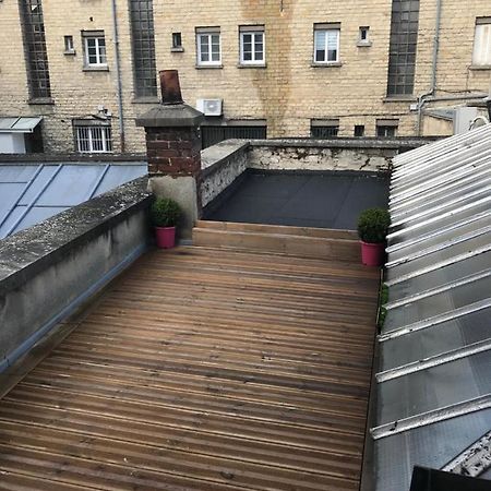 Très bel appartement de style ancien avec sa terrasse en bois en coeur de ville Compiègne Extérieur photo