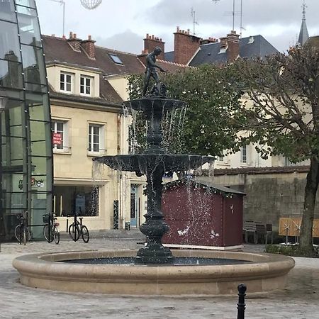 Très bel appartement de style ancien avec sa terrasse en bois en coeur de ville Compiègne Extérieur photo