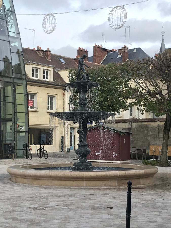 Très bel appartement de style ancien avec sa terrasse en bois en coeur de ville Compiègne Extérieur photo